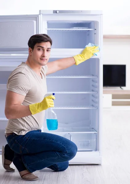 Férfi tisztító hűtő higiéniai koncepció — Stock Fotó