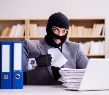 Ofisinde kar maskesi olan suçlu bir işadamı.