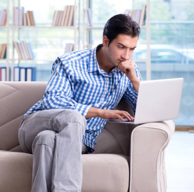 Bilgisayarlı beyaz öğrenci üniversite sınavlarına hazırlanıyor.