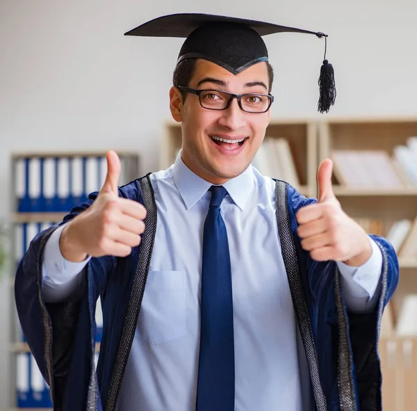 Junger Mann mit Universitätsabschluss — Stockfoto