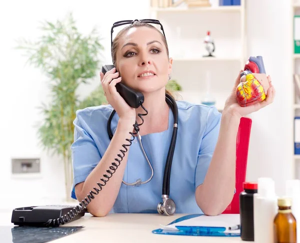 Kvinnlig läkare kardiolog arbetar på kliniken — Stockfoto