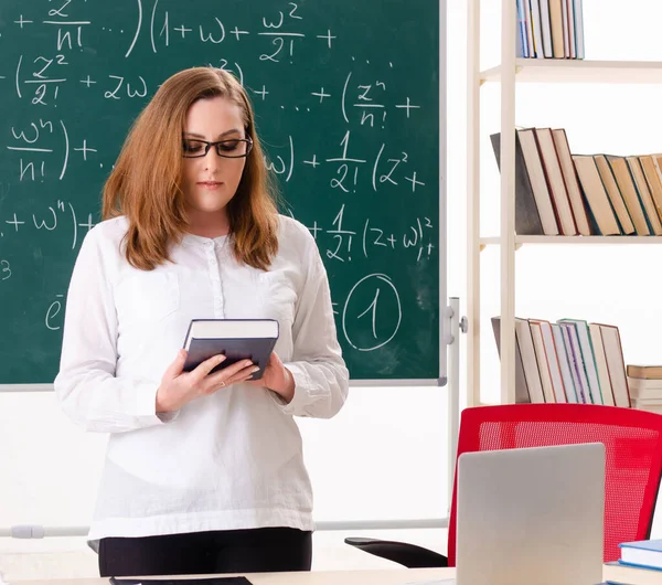 Die Mathelehrerin im Klassenzimmer — Stockfoto