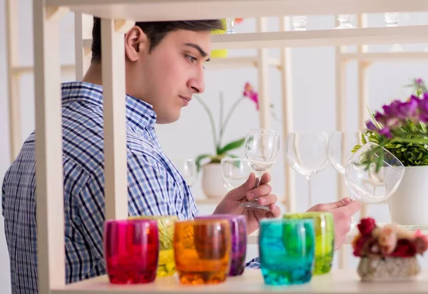 Genç yakışıklı dükkândan alışveriş yapıyor.