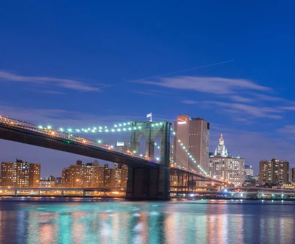 Noční pohled na Manhattan a Brooklynský most — Stock fotografie