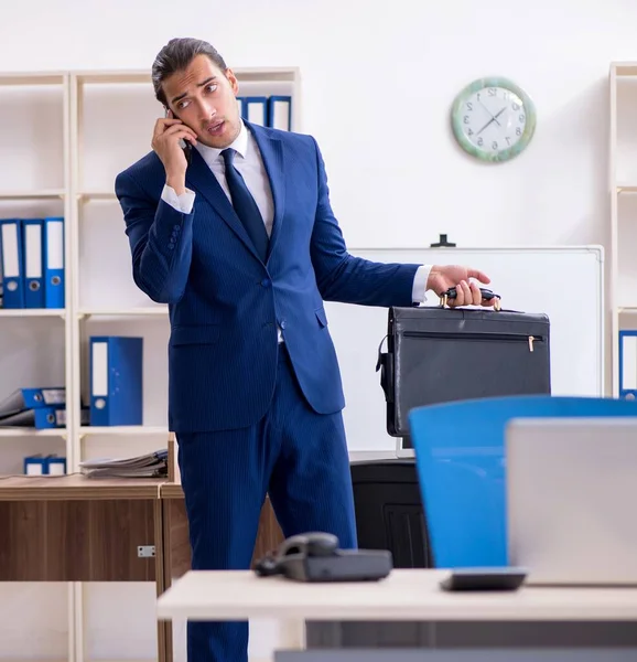 Giovane uomo d'affari che lavora in ufficio — Foto Stock