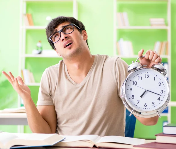 Estudiante preparándose para exámenes universitarios —  Fotos de Stock