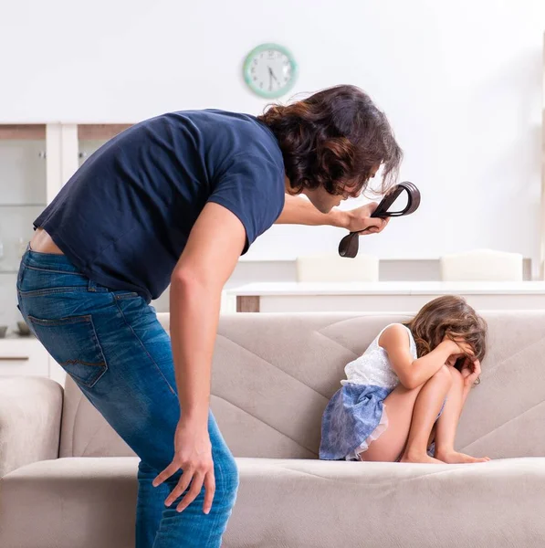 Angry father punishing his daughter — Stock Photo, Image