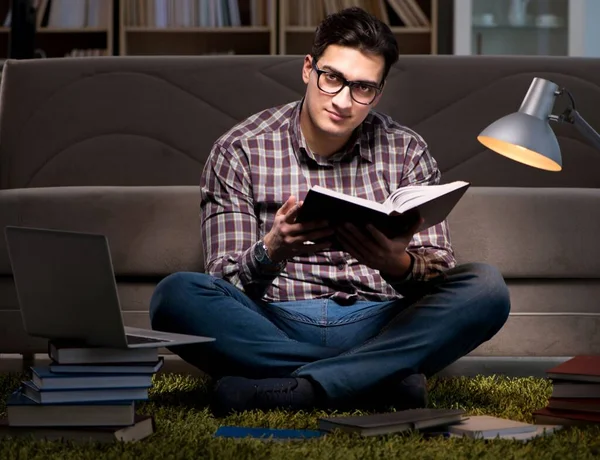 Estudiante leyendo libros preparándose para los exámenes —  Fotos de Stock