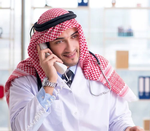 Az arab orvos, aki a klinikán dolgozik. — Stock Fotó