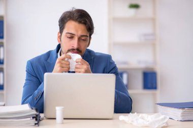 İş yerinde acı çeken genç bir erkek işçi.