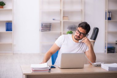 İş yerindeki genç erkek öğrenci.