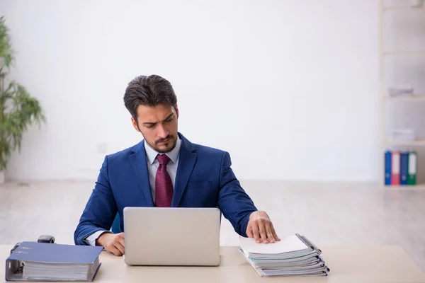 Junge männliche Mitarbeiter am Arbeitsplatz — Stockfoto