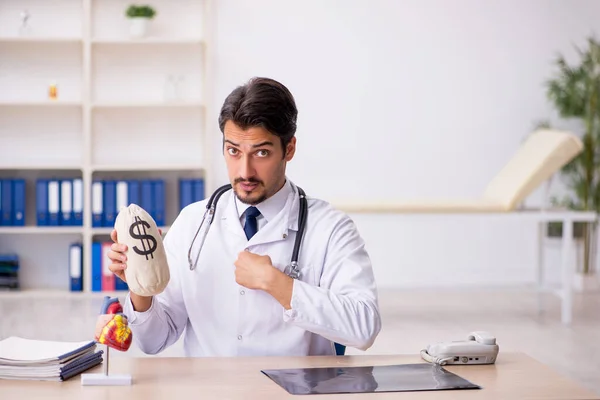 Jonge mannelijke arts cardioloog met monebag — Stockfoto