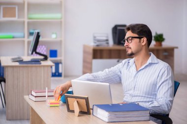 Ofiste çalışan genç bir erkek.