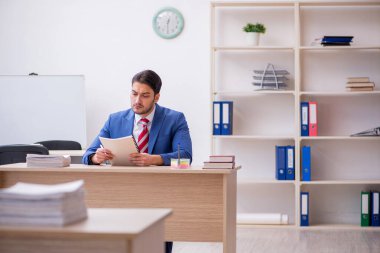 Ofiste çalışan çekici bir genç.