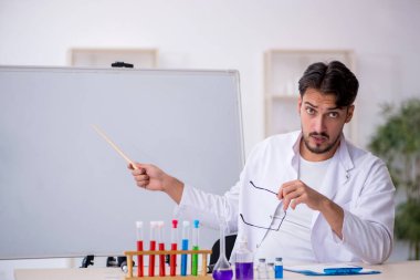 Laboratuvarda çalışan genç bir kimyager.