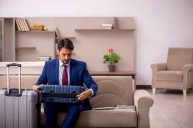 Genç işadamı eve gitmeye hazırlanıyor.