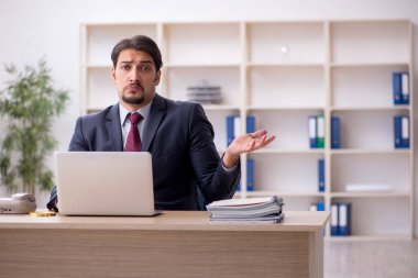 Ofiste çalışan genç bir erkek.