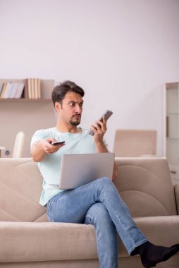 Genç erkek serbest çalışan. Evden çalışıyor.