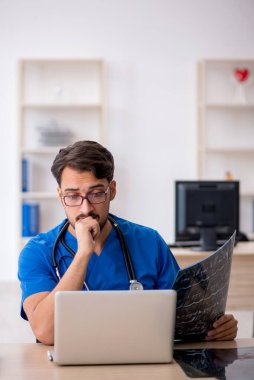 Klinikte çalışan genç bir erkek radyolog.