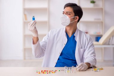 Aşı konseptinde genç bir erkek doktor.