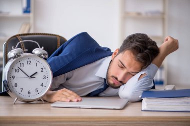 Zaman yönetimi konseptinde genç erkek çalışan