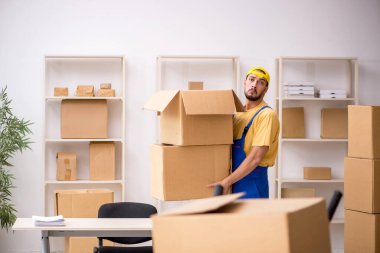 Genç erkek müteahhit evde yer değiştiriyor.