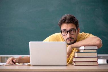 Telekulasyon konseptinde genç bir erkek öğrenci.