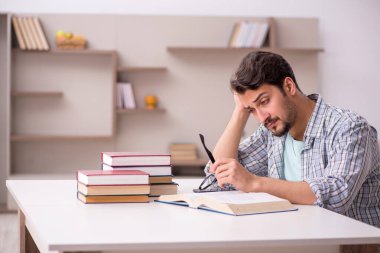 Evde sınava hazırlanan genç bir erkek öğrenci.