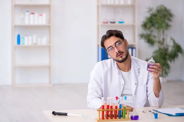 Joven químico masculino trabajando en el laboratorio —  Fotos de Stock