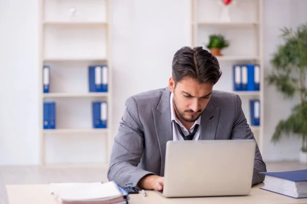 Junge männliche Angestellte im Büro — Stockfoto