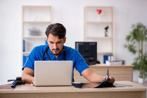 Jonge mannelijke arts radioloog werkzaam in de kliniek — Stockfoto