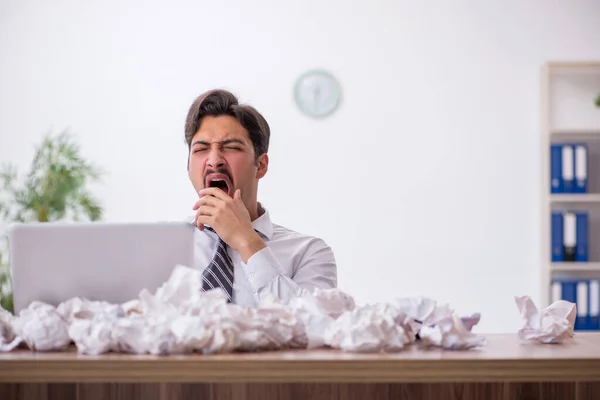 Joven empleado masculino en el concepto de lluvia de ideas — Foto de Stock