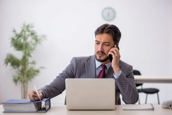 Junge männliche Angestellte im Büro — Stockfoto