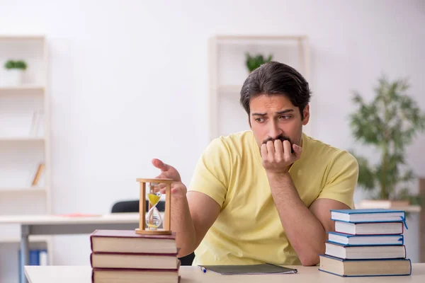 Giovane studente maschio preparazione per gli esami in gestione del tempo concep — Foto Stock