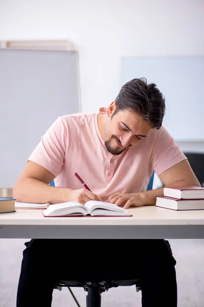 Jeune étudiant se préparant aux examens en classe — Photo