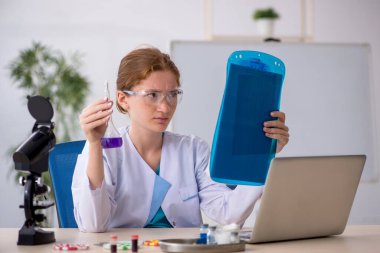 Genç kadın kimyager uyuşturucu sentezi konsepti