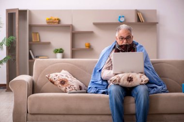 Yaşlı adam evde acı çekiyor.