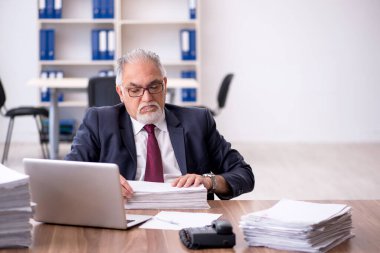 Eski erkek çalışanım ve ofiste çok işim var.