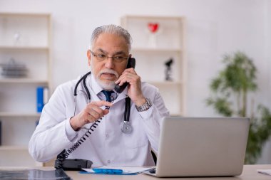 Teletıp konseptinde yaşlı bir doktor.