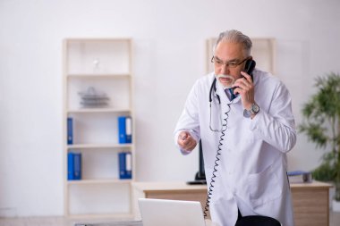 Teletıp konseptinde yaşlı bir doktor.