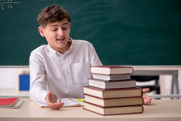 Pojken sitter i klassen — Stockfoto