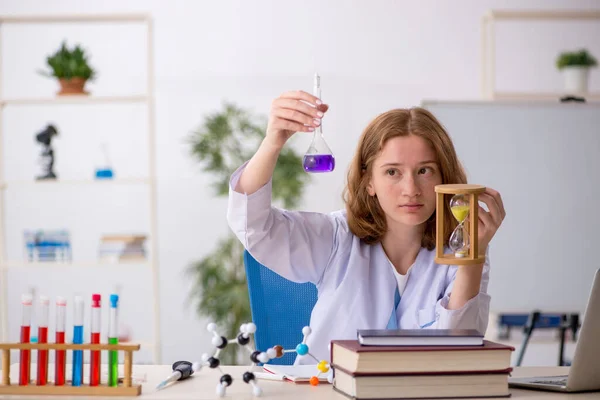 时间管理概念方面的年轻女化学家学生 — 图库照片
