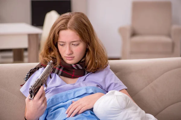 Junge Frau leidet zu Hause — Stockfoto