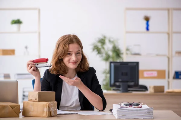 Junge Frau arbeitet im Box-Lieferservice — Stockfoto