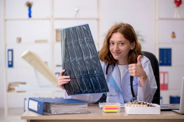 Junge Ärztin arbeitet in der Klinik — Stockfoto