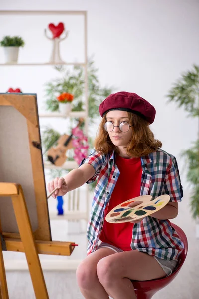 Молодая девушка наслаждается живописью дома — стоковое фото