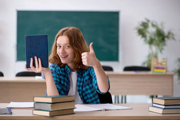 Fiatal női hallgató készül vizsgára az osztályteremben — Stock Fotó