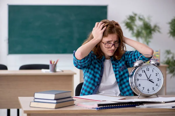 Joven estudiante en concepto de gestión del tiempo — Foto de Stock