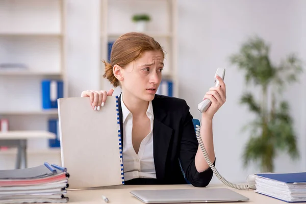 Giovane impiegata che lavora in ufficio — Foto Stock